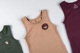 Children&#039;s beige tank top made of organic cotton with a playful patch