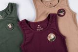 Children&#039;s burgundy tank top made of organic cotton with a playful patch
