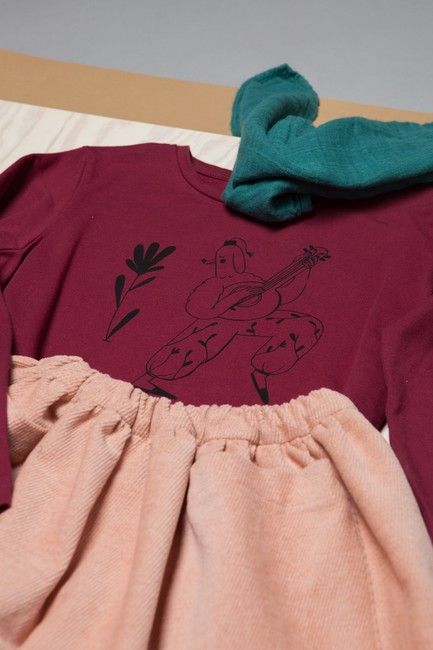 Kids' Long-Sleeved T-Shirt Burgundy "Dog with Banjo"